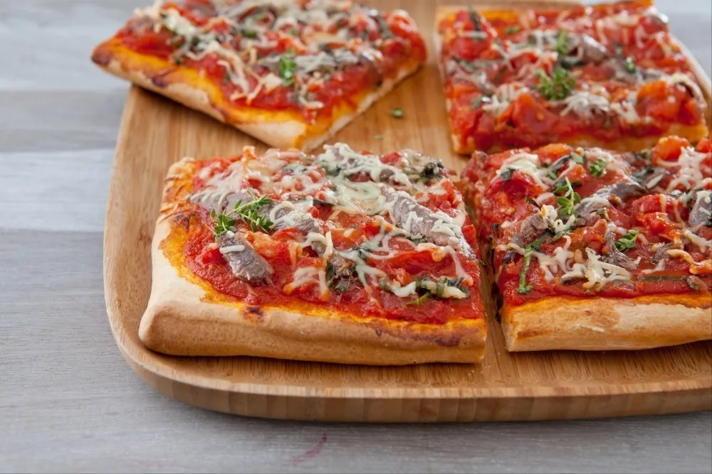Image recette Pizza très tomatée aux anchois et thym frais 
