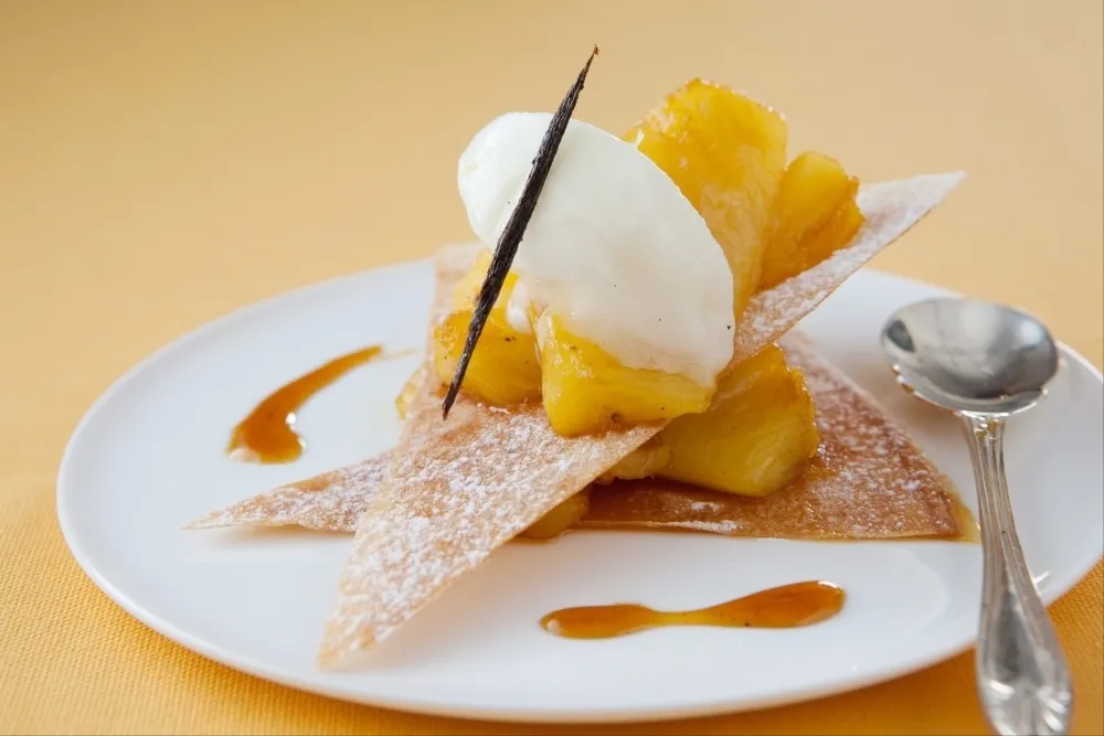 Image recette Superposition d'ananas caramélisé à la vanille, sorbet coco