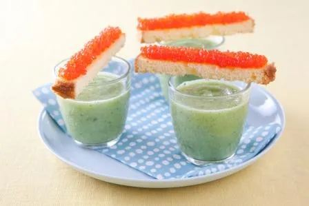 Image recette Gaspacho de concombres, allumettes de perles d’algues au saumon