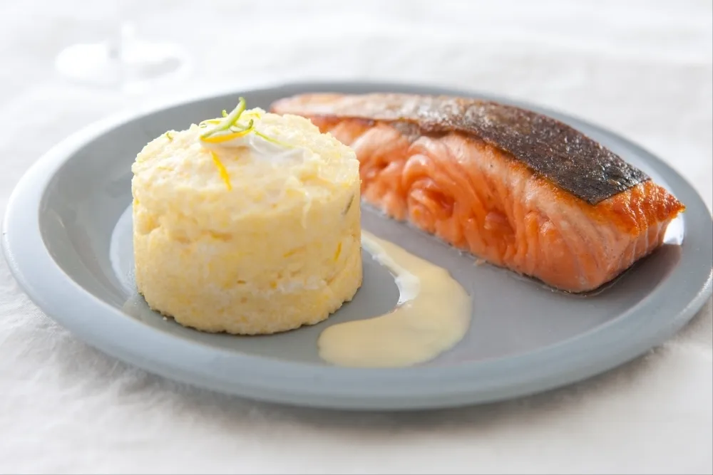 Image recette Dos de saumon piqué au saumon fumé, polenta au chèvre et aux agrumes, beurre blanc de champagne