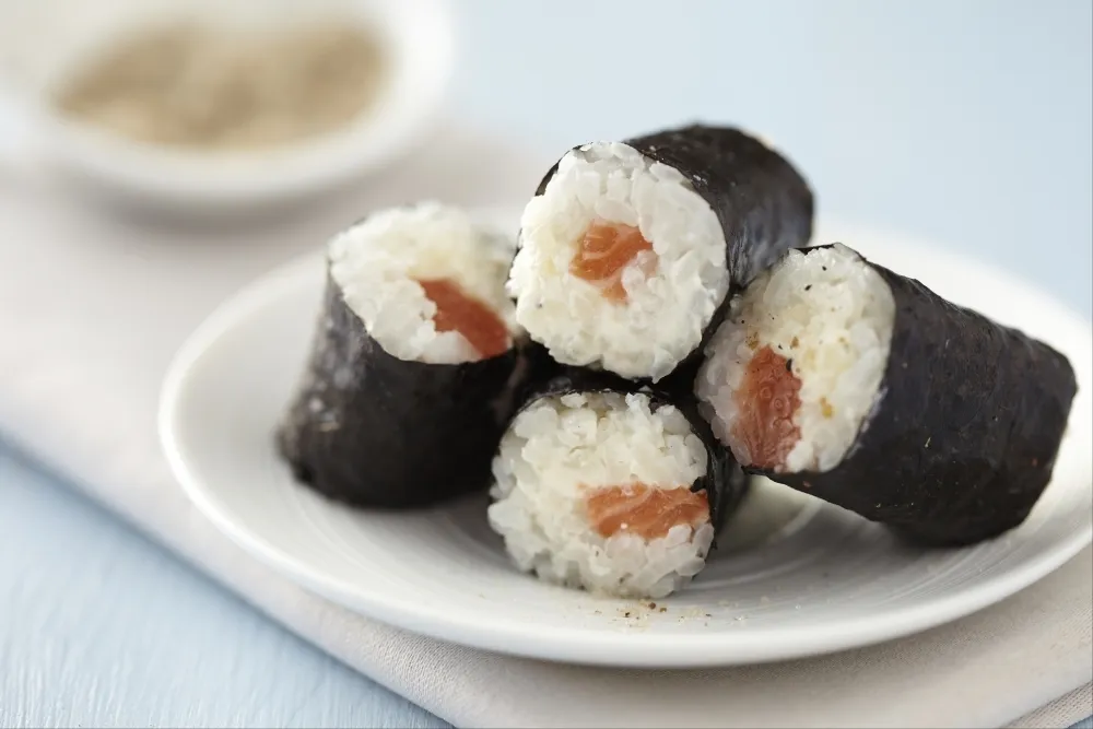 Image recette Assortiment de sushis et makis de saumon
