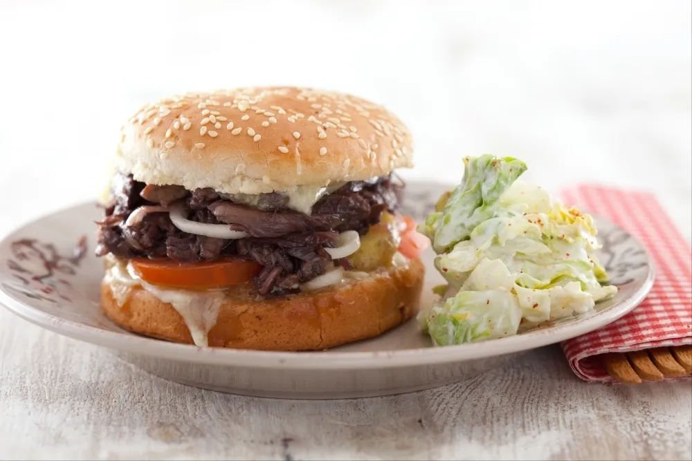 Image recette Burger du Sud-Ouest au confit de canard, fondue de brebis et mesclun