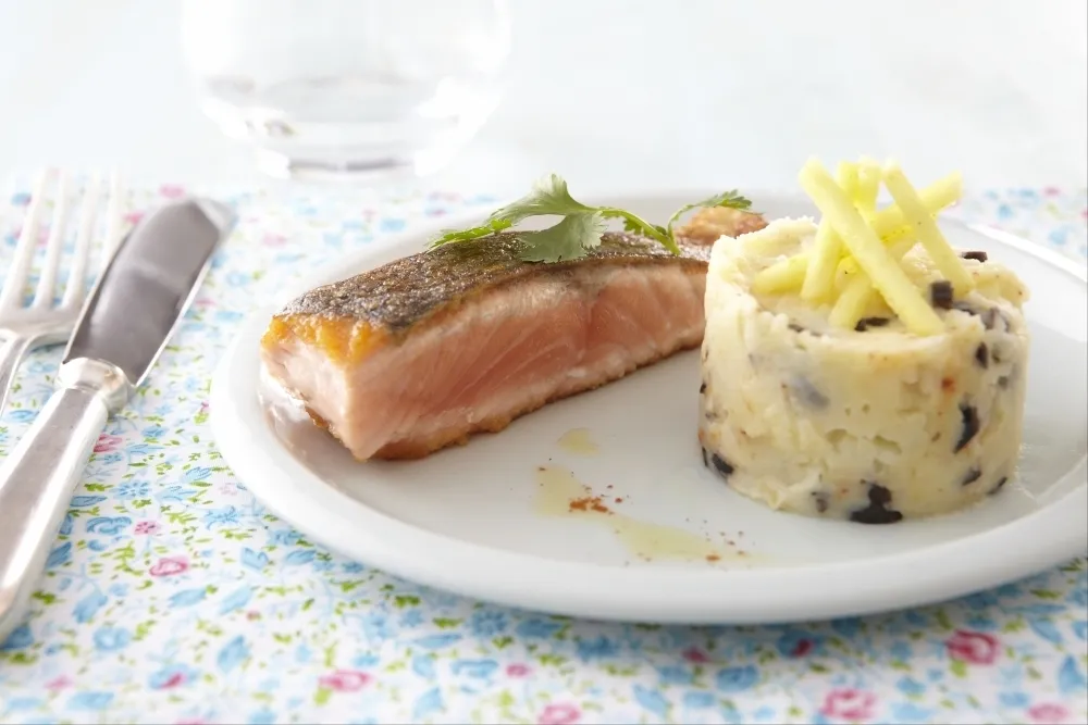 Image recette Mi-cuit de saumon, écrasée de pommes de terre à l'olive, croquant de granny au citron vert et curry