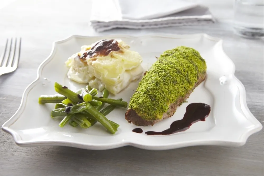 Image recette Filet d'agneau en croute d'herbes, gratin dauphinois, sauce au vin rouge