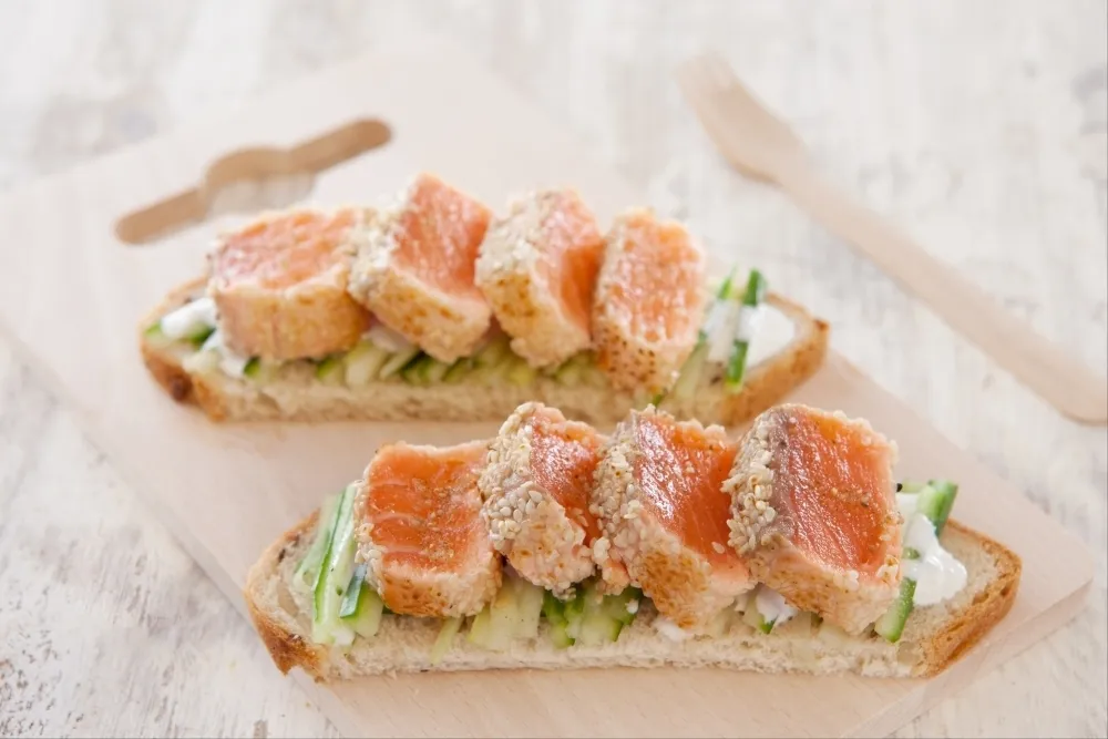 Image recette Bruschetta de saumon mi-cuit au sésame et aux épices grillées, crémeux de concombre 