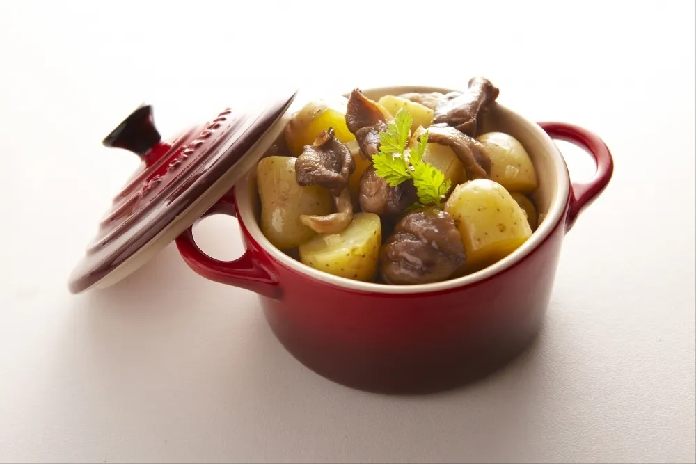 Image recette Cocotte de bœuf aux senteurs bourguignonnes, pommes grenailles à l'anglaise persillées