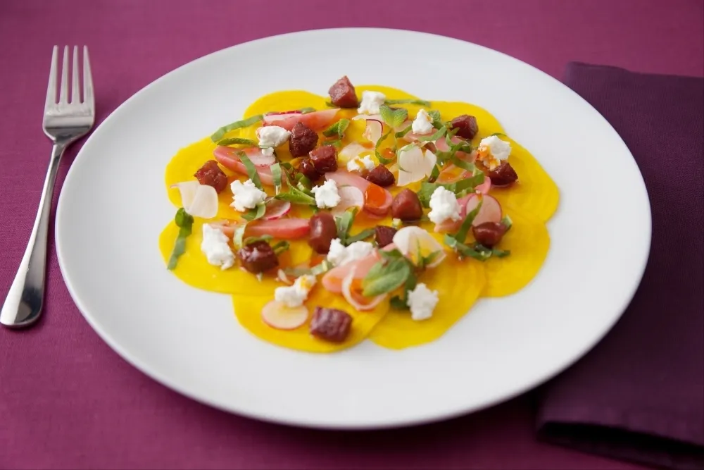 Image recette Salade de chorizo au fromage de chèvre,un carpaccio de betterave, radis confits