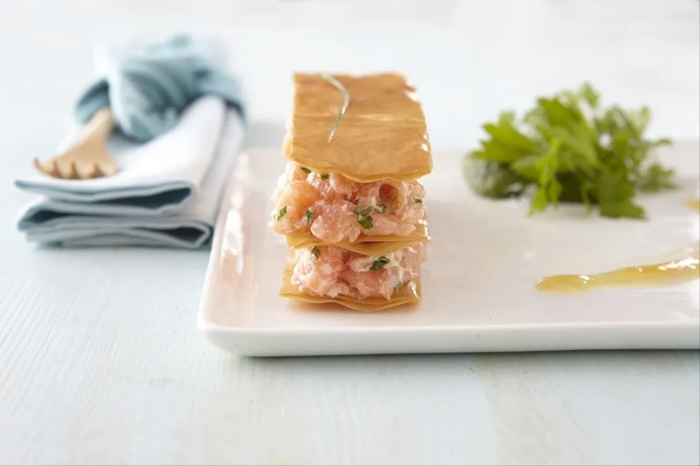 Image recette Feuille à feuille aux deux saumons, vinaigrette à la framboise