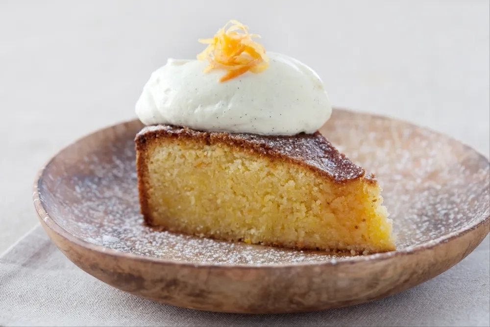 Image recette Gâteau à l'orange et à la polenta, sirop de cointreau et mascarpone à la vanille