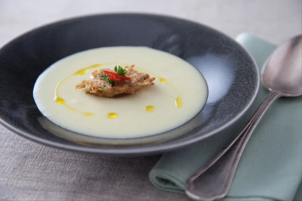 Image recette Soupe de pommes de terre aux herbes et beignets de crabe épicé 