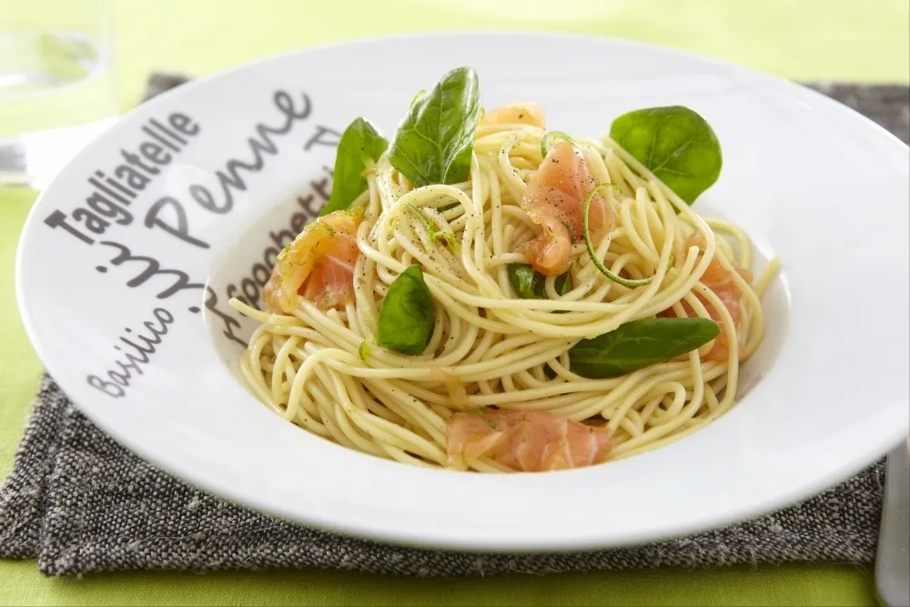 Image recette Spaghetti saumon cru mariné, pousses d'épinards 