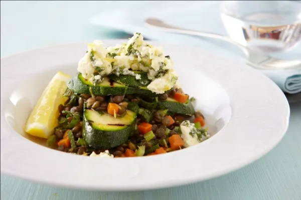 Image recette Salade de lentilles, courgettes grillées et miettes de feta à la menthe
