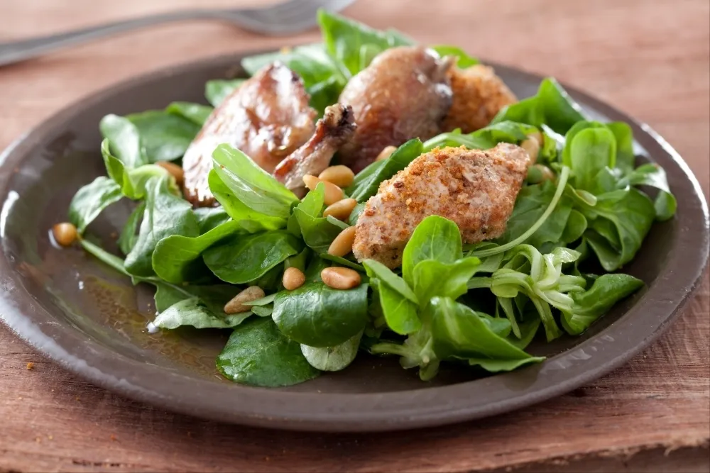 Image recette Salade de caille et toast au foie gras et châtaignes