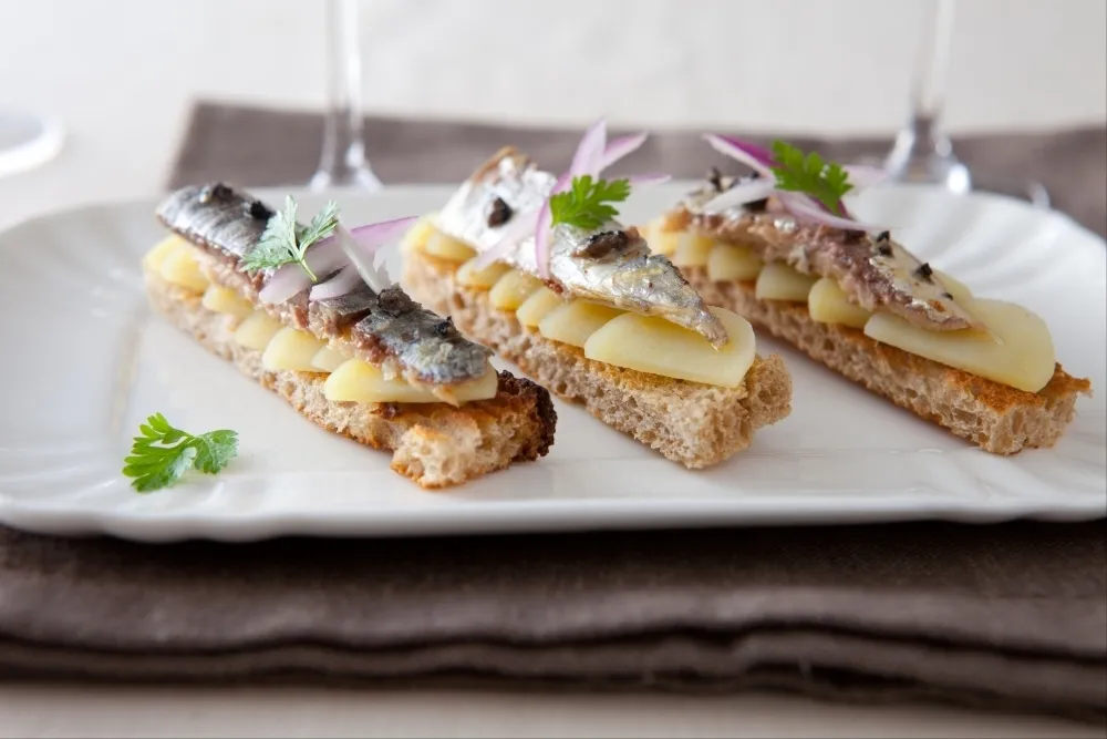 Image recette Canapé de sardine aux olives noires, pomme ratte