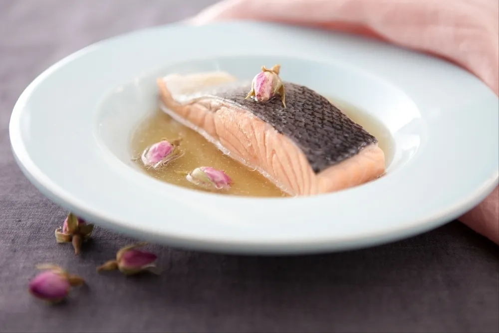 Image recette Pavé de saumon au bouillon de boutons de rose