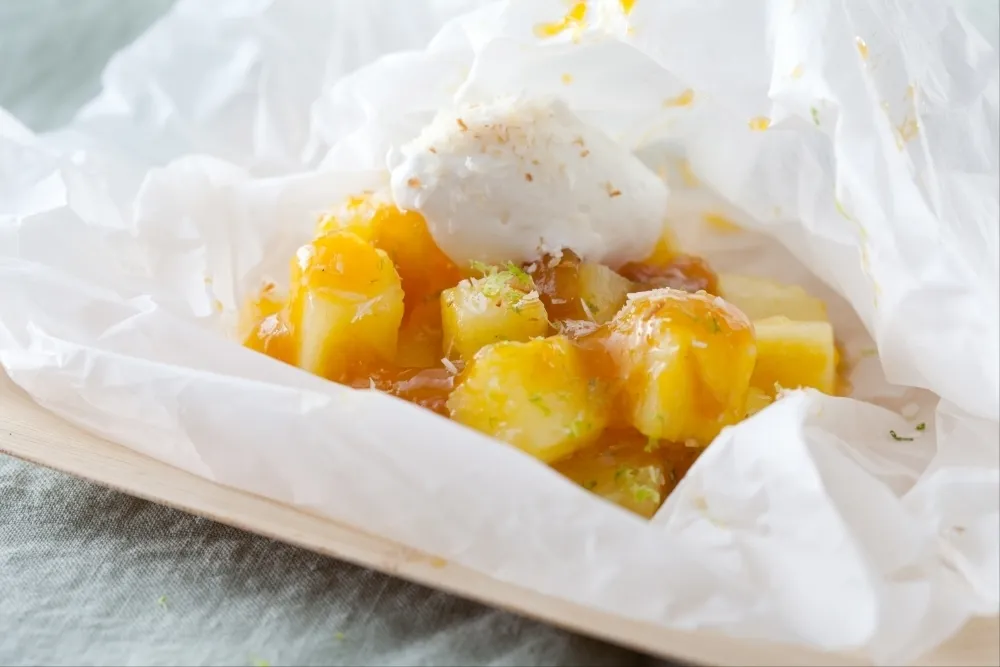 Image recette Papillote d'ananas à la confiture de mangues et  au citron vert, chantilly à la noix de coco