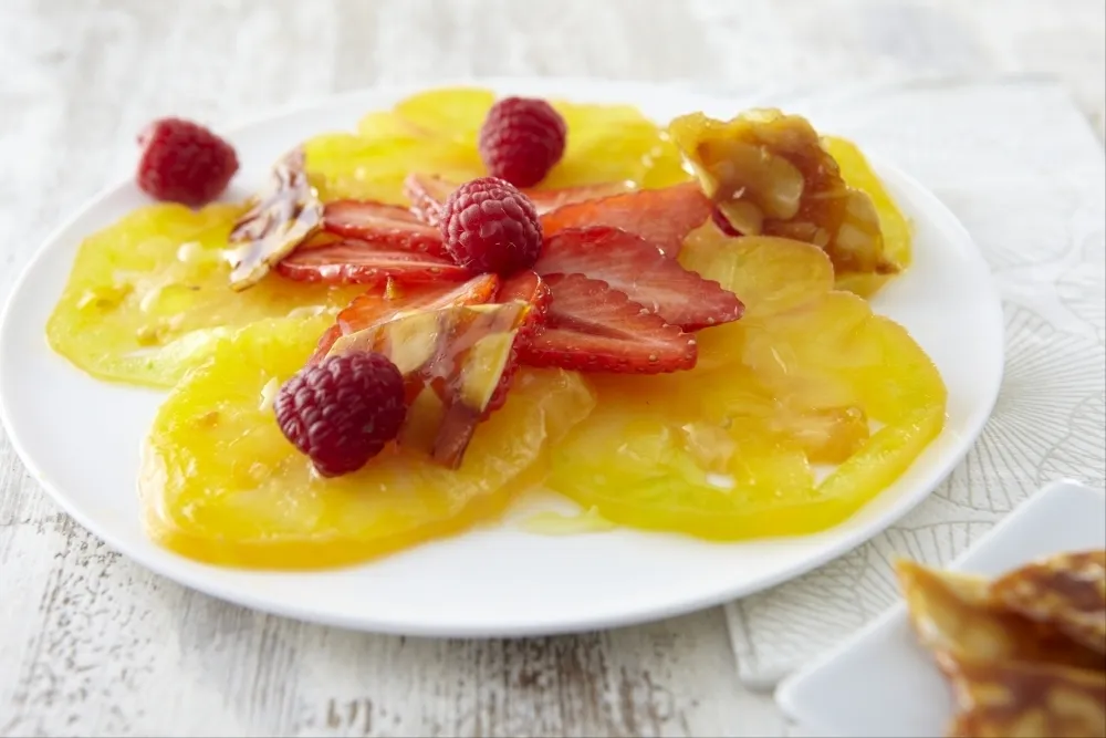 Image recette Emincé de tomates ananas et fruits rouges à l'huile de rose