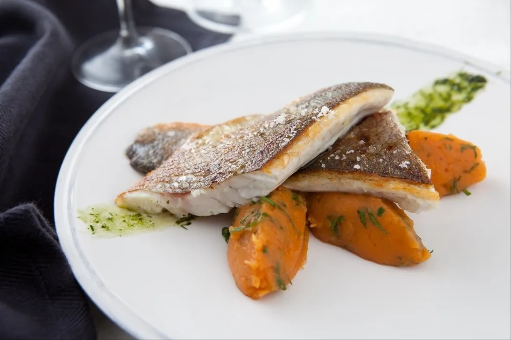 Recette Filet de bar rôti, purée de patate douce au gingembre et coriandre