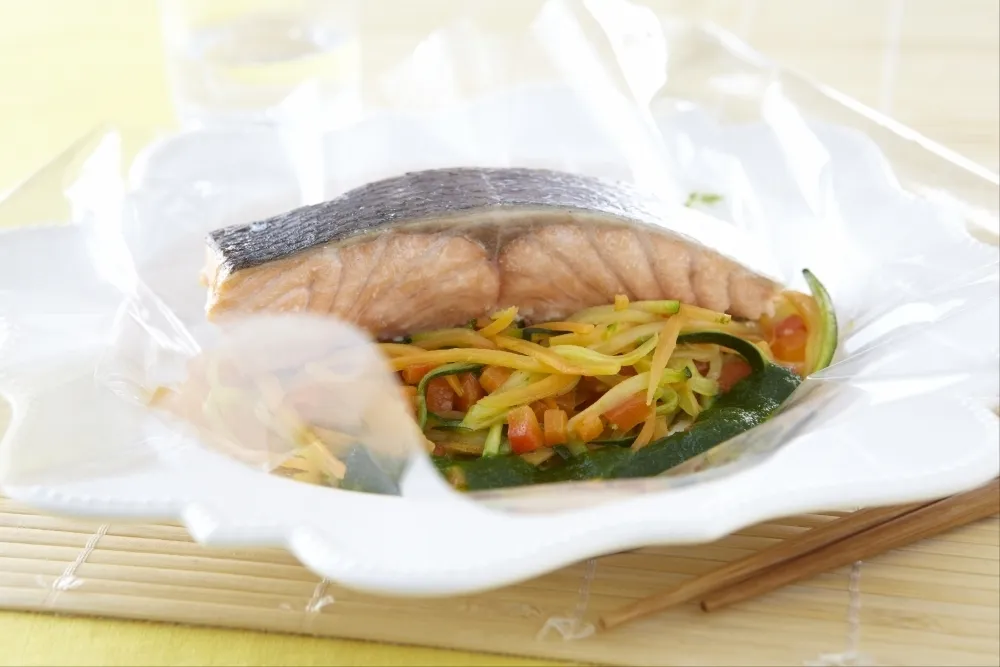 Image recette Papillote transparente de saumon, julienne de légumes au jus vert