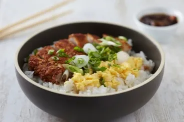 Image recette Katsudon, porc pané et riz sauce sucrée-salée