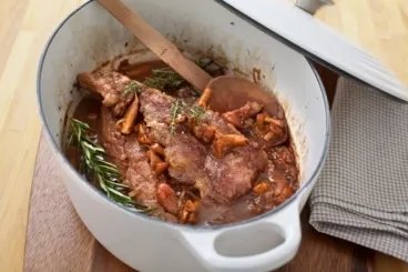 Image recette Pluma de porc ibérique en cocotte au thym, aux girolles et au jus vigneron