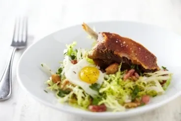 Image recette Cuisse de canard confite, salade paysanne et oeuf de caille au plat