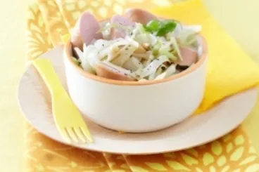 Salade de choux blancs, saucisses de Francfort et pignons de pin