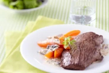 Image recette Bavette de bœuf sauce madère, champignons et tronçons de carottes 