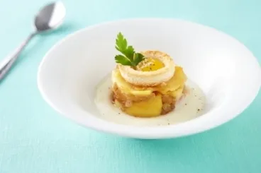 Image recette Velouté  de panais, confit d’oignons à la pomme, lunette d’œuf de caille