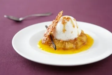 Image recette Ananas rôti aux épices, île flottante à la vanille, coulis exotique, éclats de tuiles croustillantes