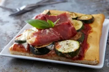 Image recette Pizza aux courgettes grillées, purée d'ail et jambon de Parme