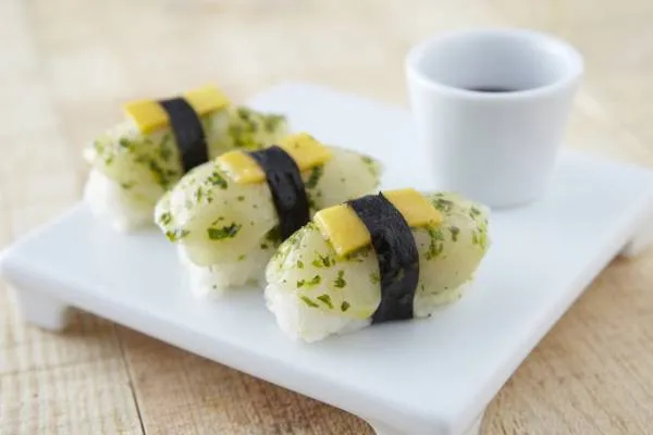 Image recette Sushi de Saint-Jacques marinées à la vinaigrette de coriandre, mangue et nori 