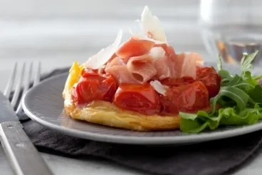 Image recette Tatin de tomates cerises, jeunes pousses et jambon cru