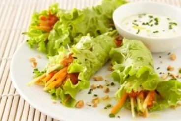 Roulé de salade et légumes croquants