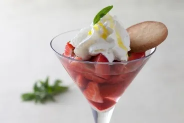 Image recette Nage de fraises à la verveine, chantilly mascarpone et sablé à l'huile d'olive