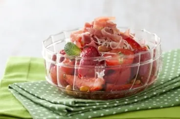 Image recette Salsa de fraises, pastèque et tomates à la menthe, chiffonnade de jambon et râpé d'Ossau-Iraty