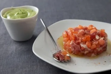 Image recette Soupe glacée avocat-citron vert, tartare tomate-jambon à l'agave et piment d'Espelette