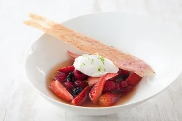 Image recette Fruits rouges marinés au thé, mousse chocolat blanc-citron vert, tuile à la fraise