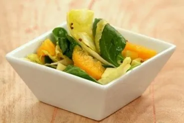 Salades de pousses d'épinard, endives, orange et comté