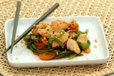 Image recette Wok de poulet aux cacahuètes, carottes et pois gourmands