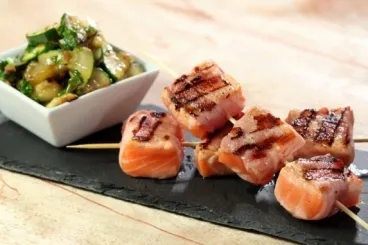Brochettes de saumon et lard fumé au barbecue, courgettes croquantes