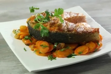 Image recette Darne de saumon grillée au ras el hanout, carottes citronnées aux raisins
