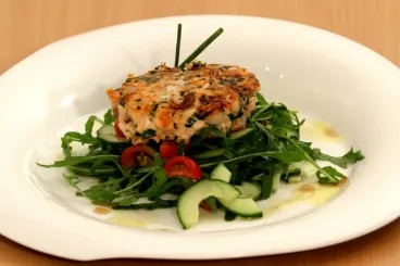 Image recette Steak haché de saumon, salade mêlée de roquette, tomate et concombre