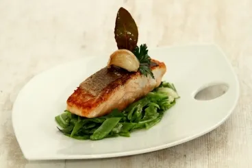 Image recette Dos de saumon à l'unilatérale, mitonnée de pois gourmands