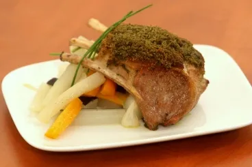 Image recette Carré d'agneau en croûte d'herbes, légumes glacés