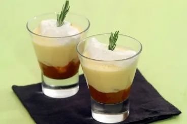Image recette Oeufs à la neige en verrine, crème de romarin et compotée d'abricots au miel