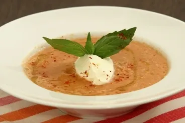 Image recette Gaspacho de tomates vertes, crème légère au raifort