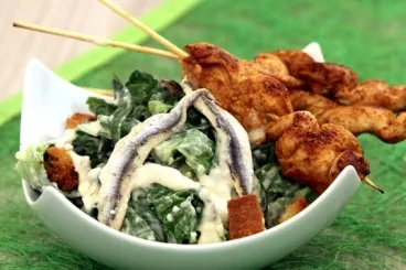 Image recette Salade Caesar, aiguillettes de poulet en brochette