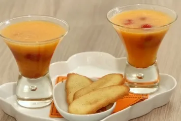 Image recette Soupe de melon et framboise, langue de chat croustillante