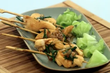 Image recette Mini-brochettes de poulet à la sauce huître, lamelles de concombre